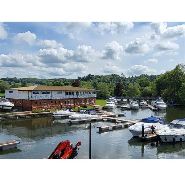 Complete replacement of a marina on the exclusive River Thames